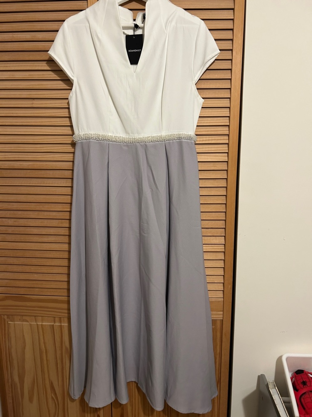 Elegant Two-Tone White and Light Purple Cap-Sleeve Dress with Pearl Waist